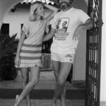 Glen-Campbell-and-his-wife-to-be-Kim-Woollen-at-home-in-Pheonix-Arizona-USA-8th-July-1982