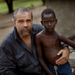 Sam-Childers-With-Samuel-In-Sudan-Orphanage